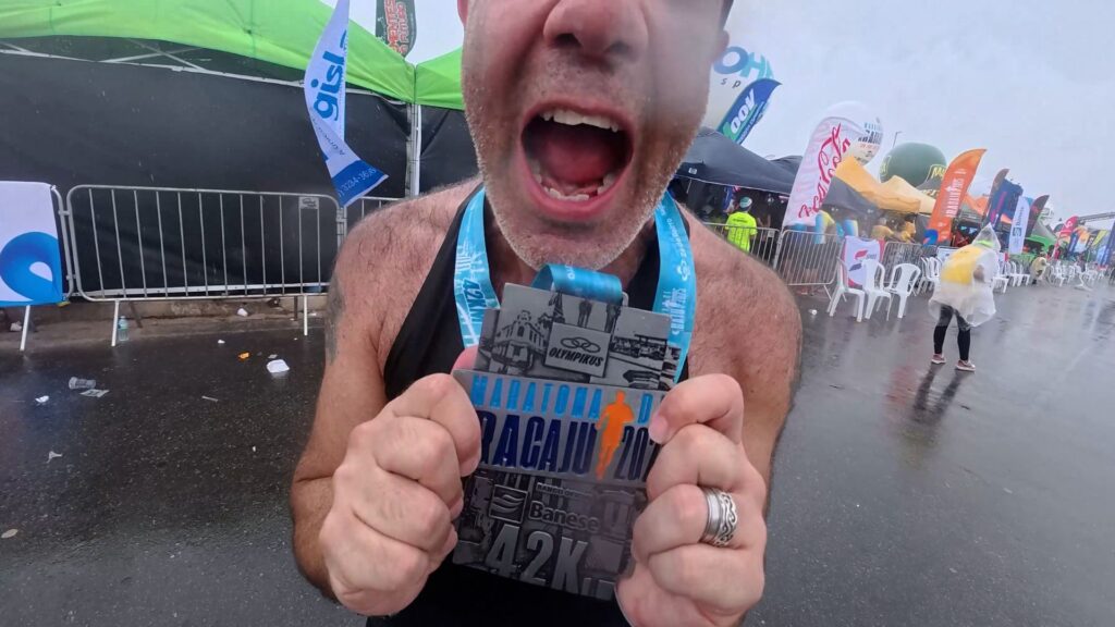 Sergio segurando a medalha da Maratona de Aracaju